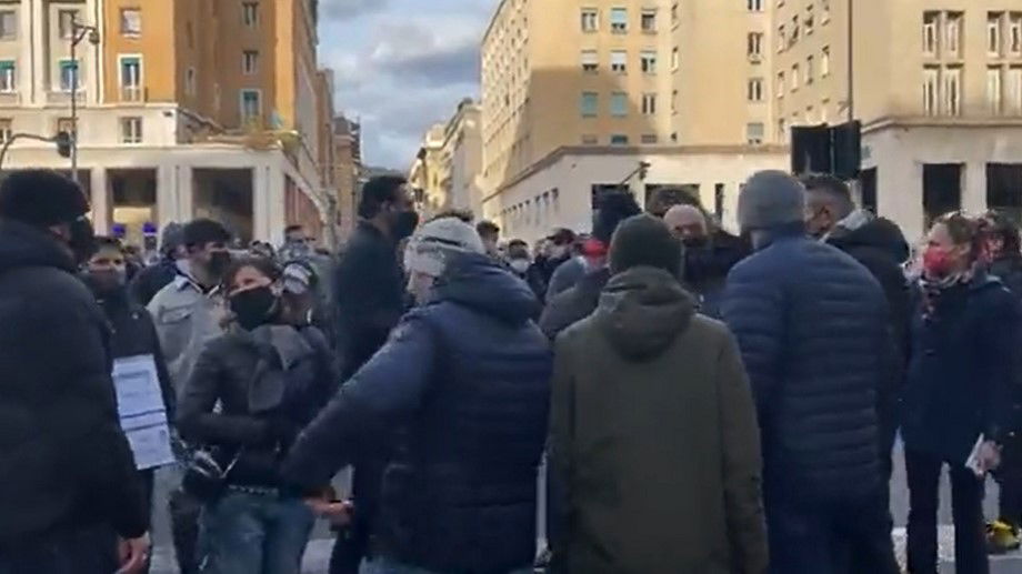 Fumogeni e traffico bloccato: la protesta dei ristoratori a Genova – VIDEO article-post