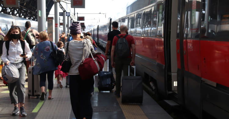 ragazza prato fatta scendere treno razzismo