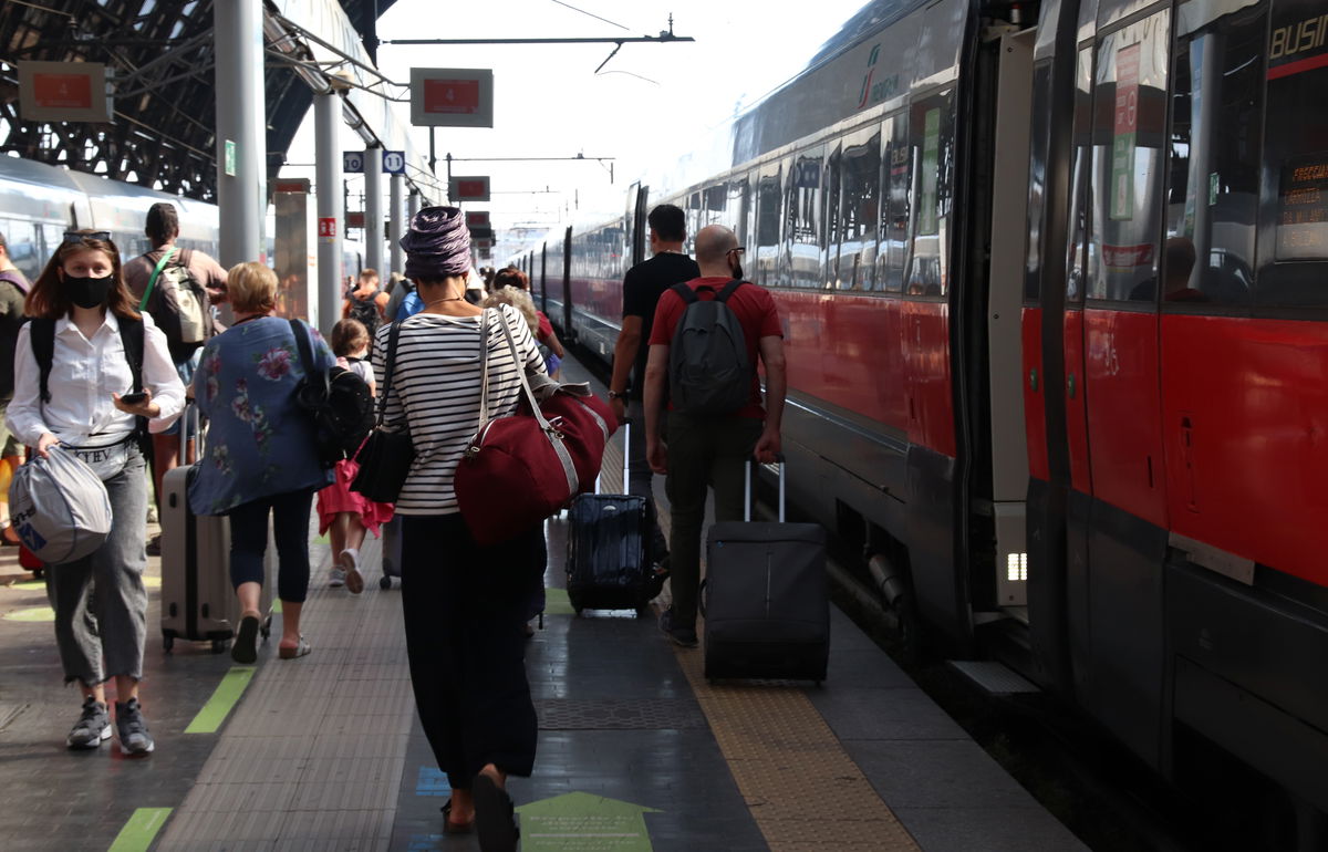 Il tentativo dei “no pass” di sabotare i treni con catene e catenacci sui binari article-post