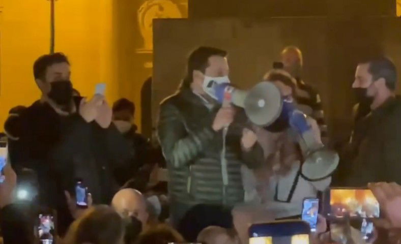 Salvini è la “segretaria” del governo: i ristoratori contestano Matteo (anche se scende in piazza con loro) | VIDEO article-post