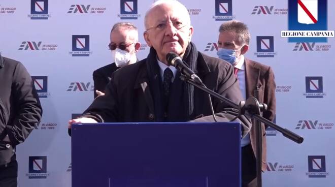 “Vi siete divertiti sul lungomare? E ora rischiamo la zona rossa”: De Luca attacca i “passeggiatori” | VIDEO article-post