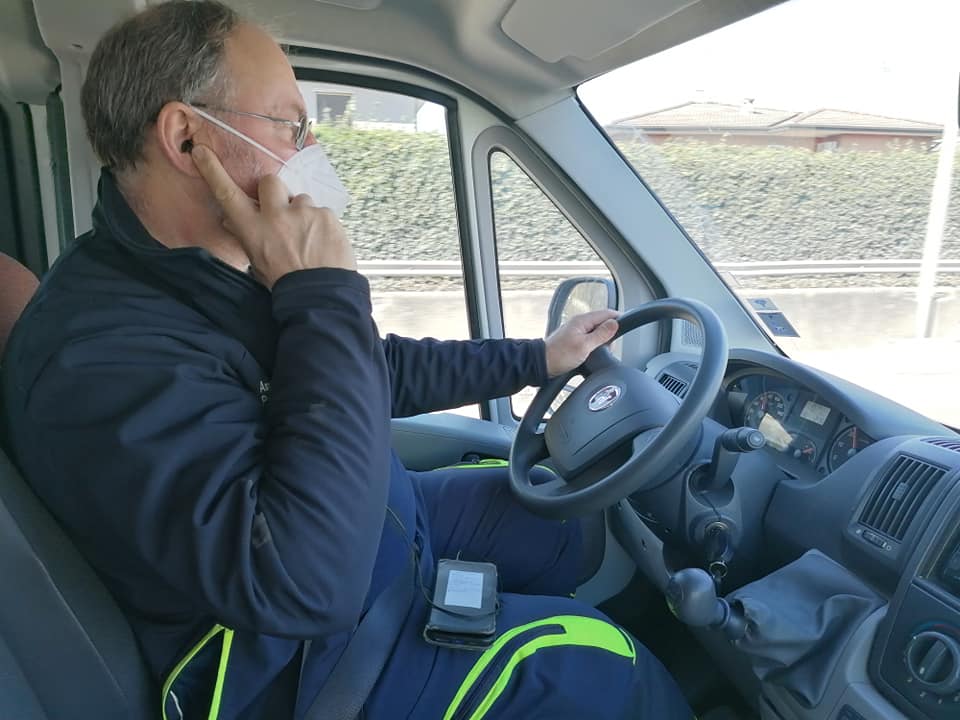 Il sindaco in Lombardia che va a prendere gli anziani a casa per farli vaccinare | VIDEO article-post