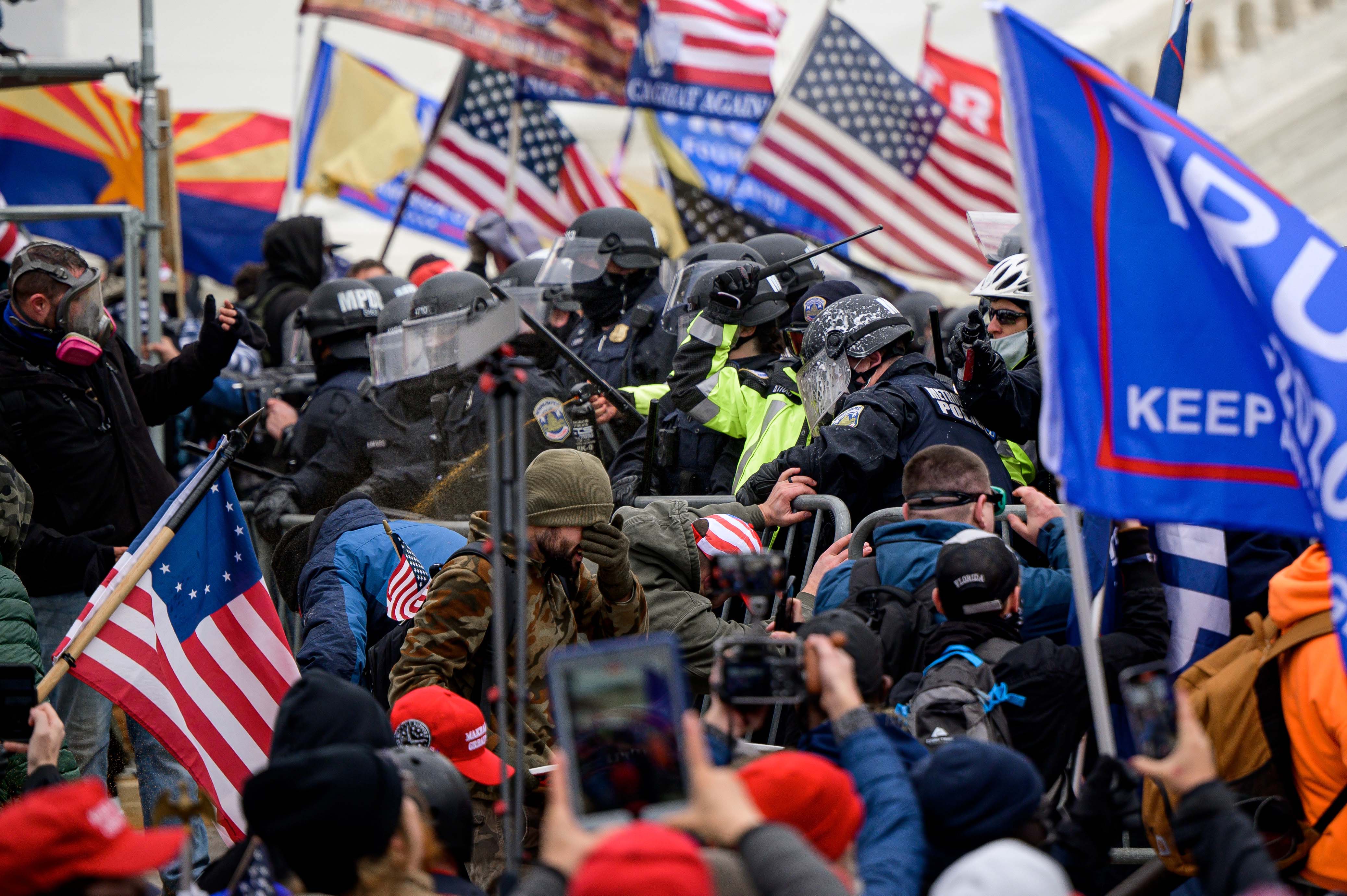 washington - Centinaia di supporter di Donald Trump hanno preso