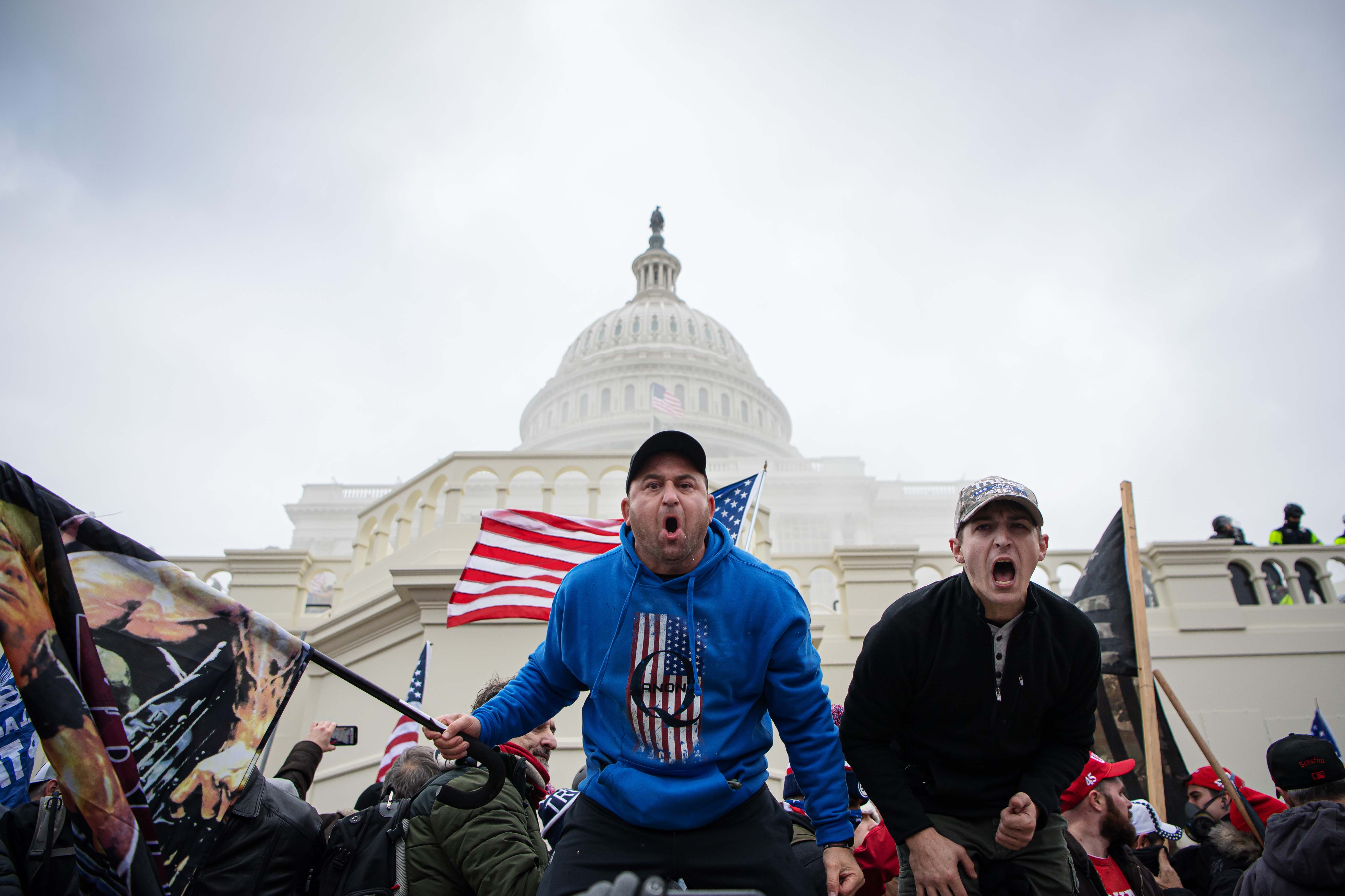 washington - Centinaia di supporter di Donald Trump hanno preso