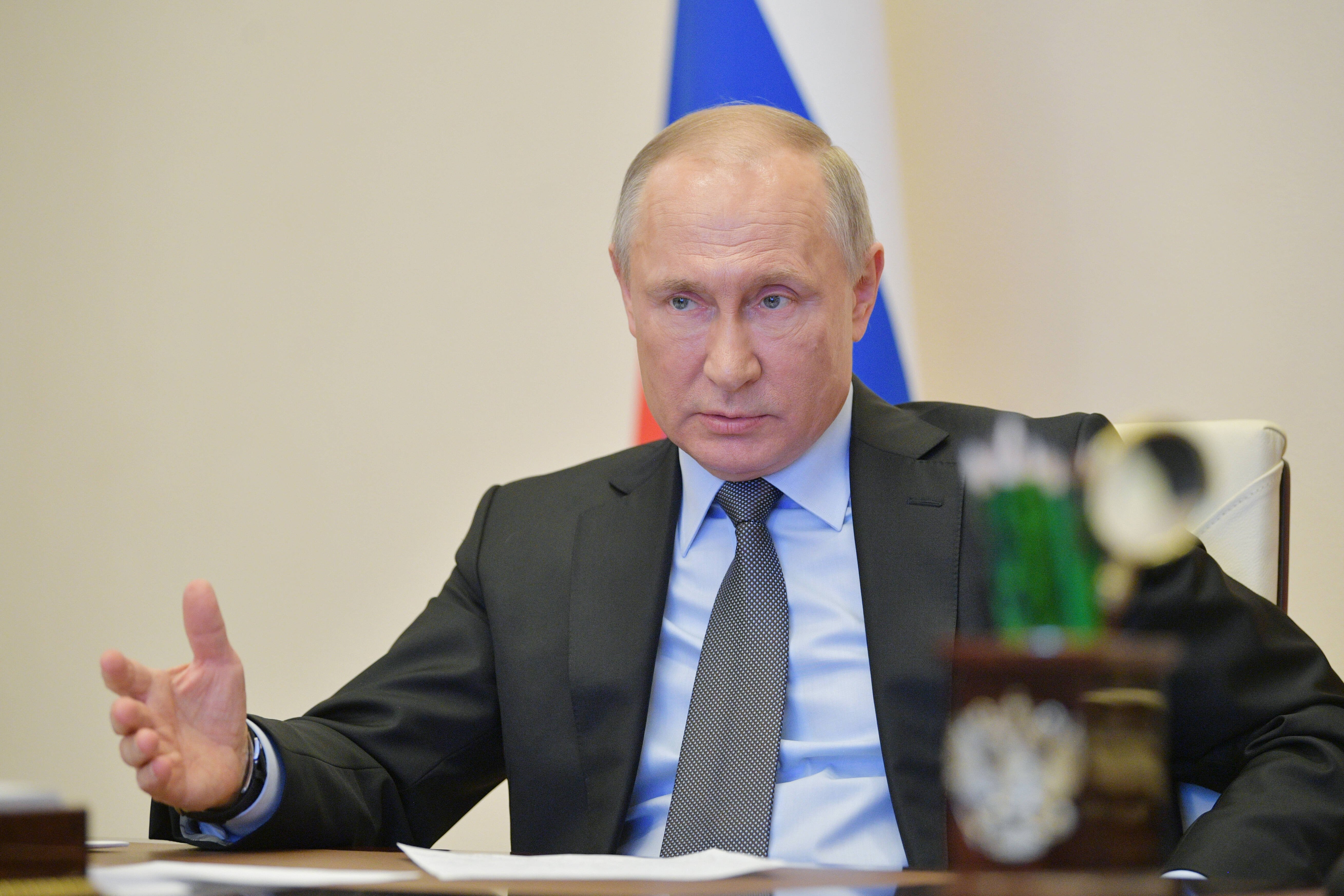 il presidente russo vladimir putin in teleconferenza con i minis