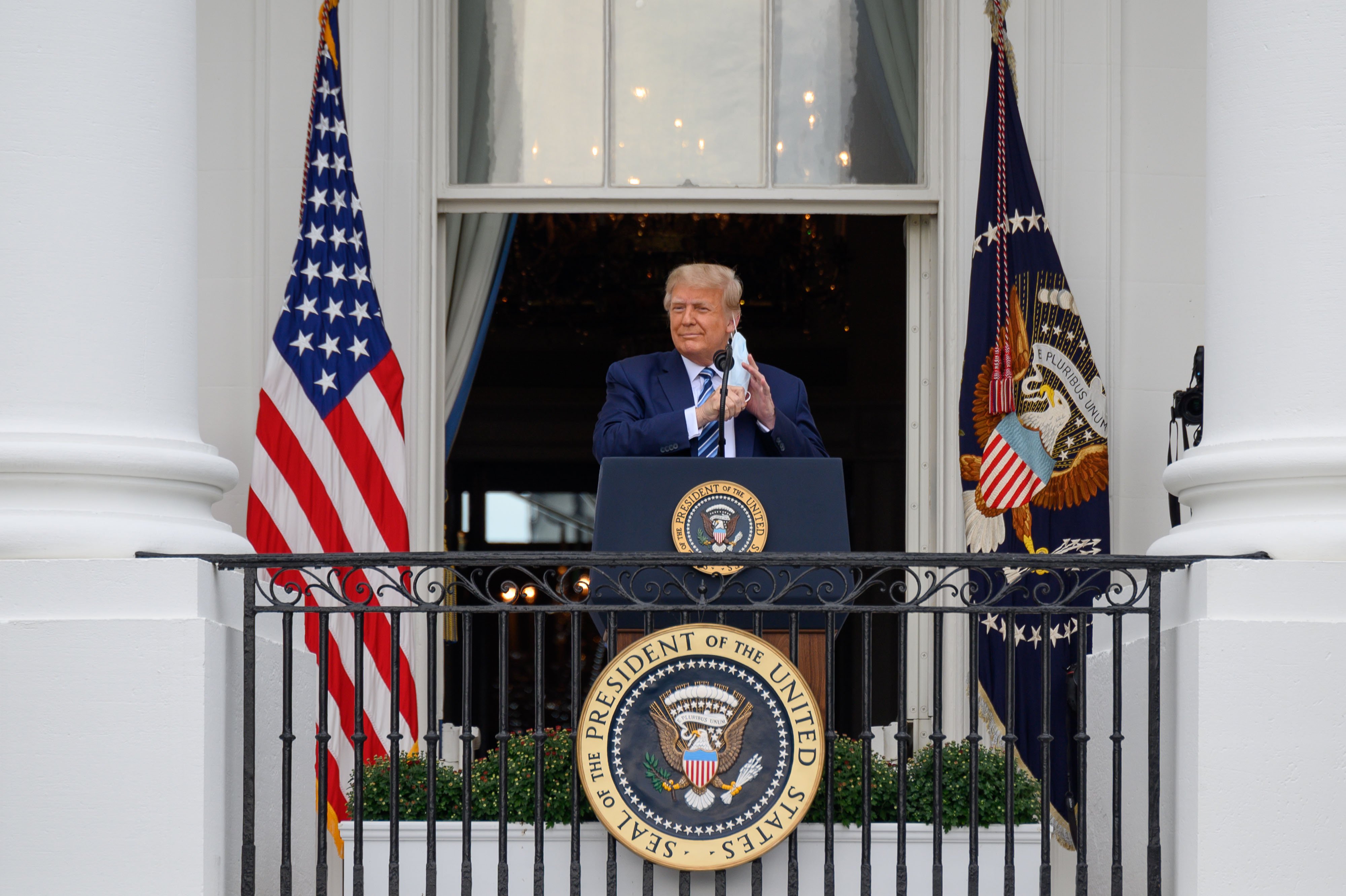 il presidente USA Donald Trump si affaccia al balcone della casa