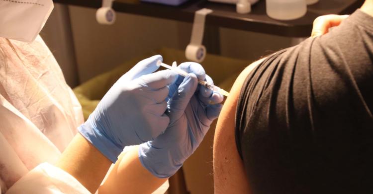 austria infermiera vaccino in vacanza vaccini Vaccinazioni in farmacia medici no vax