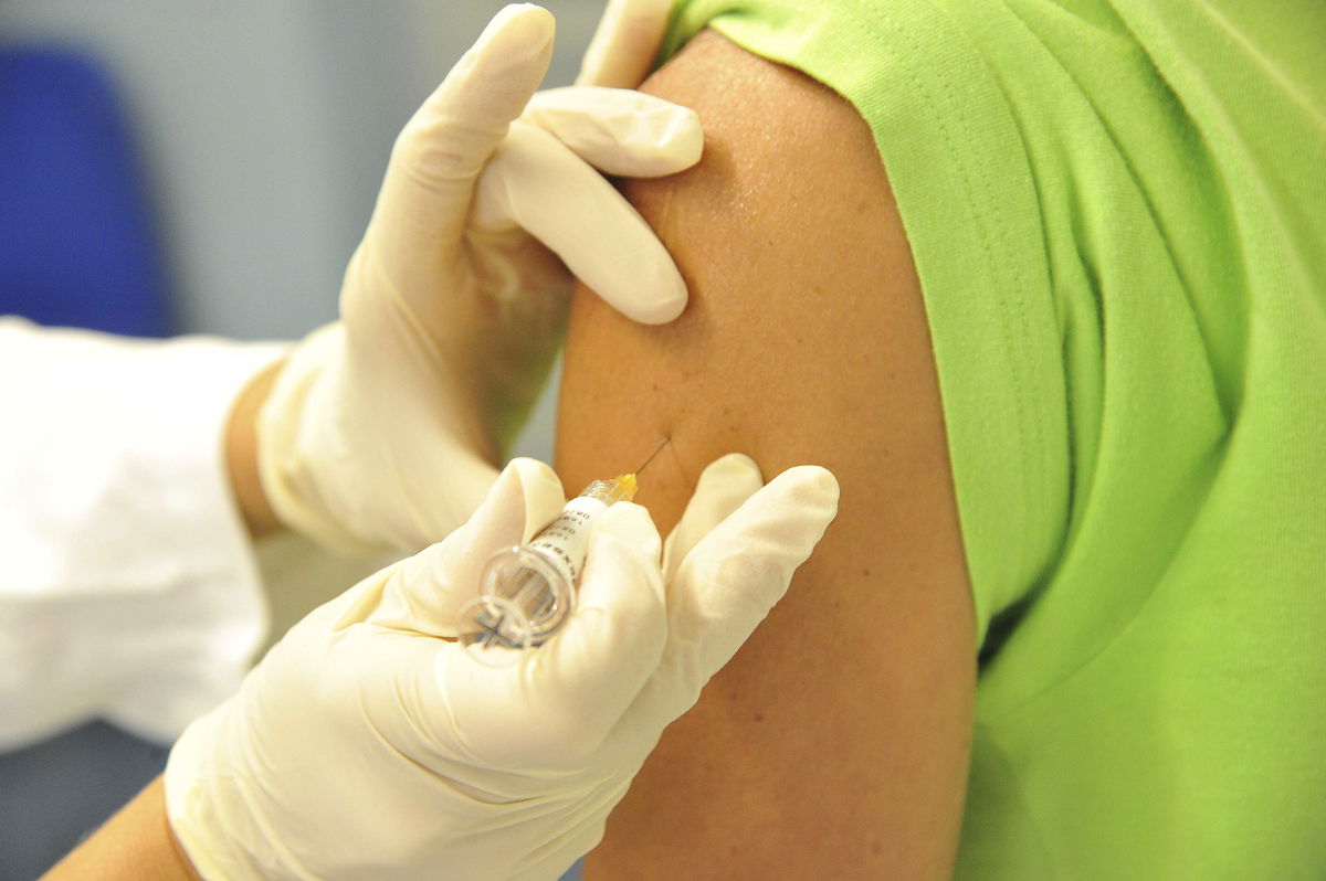 “Se ti metti maglietta rossa e pantaloni verdi ti iniettano acqua”: il delirio del no-vax credulone article-post