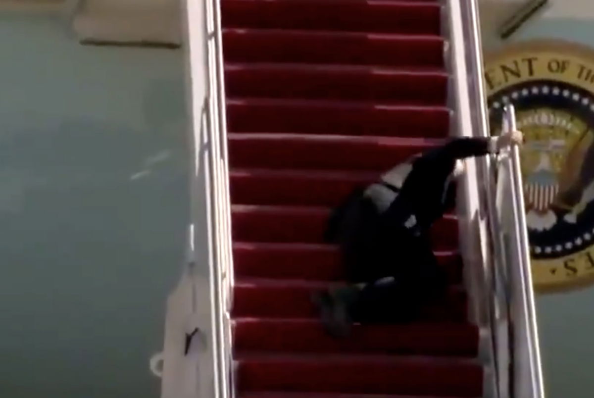 Biden inciampa tre volte sulla scaletta dell’Air Force One | VIDEO article-post