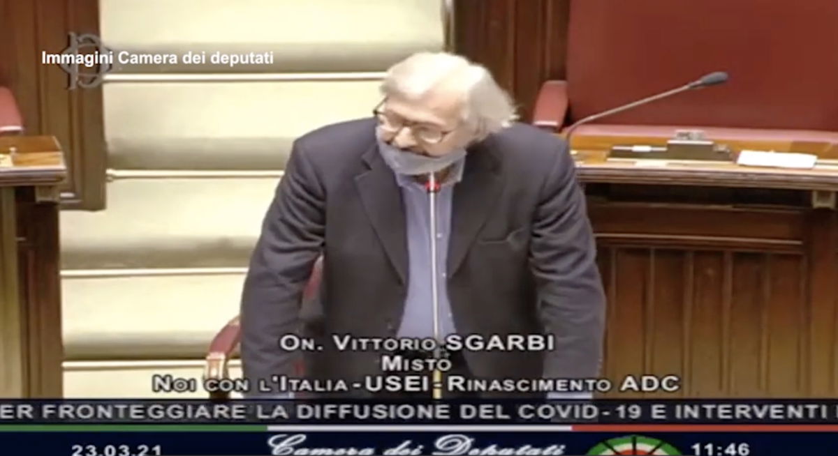 Sgarbi chiede di togliere la mascherina alla Camera perché ha il cancro | VIDEO article-post