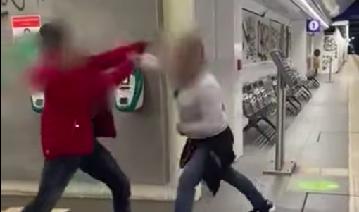 Il pestaggio omofobo al giovane attivista che bacia il compagno | VIDEO article-post