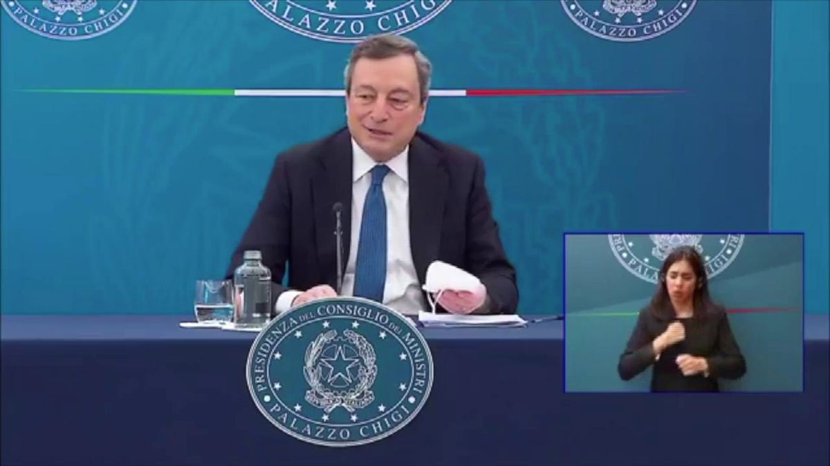 La risposta definitiva di Draghi sul libro che dice che i vaccini sono “acqua di fogna” | VIDEO article-post