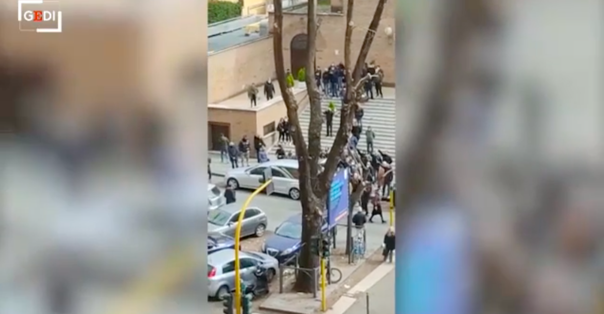 Il saluto romano e i cori fascisti, il funerale (vergognoso) nel cuore di Roma | VIDEO article-post