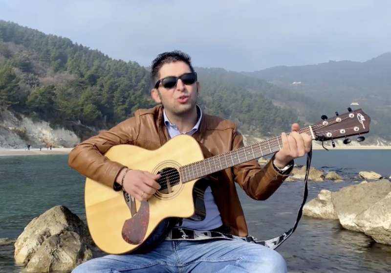 Ivan Cardia: il leghista che canta “In Trentino si beve il vino, dalla damigiana” nello staff di Borgonzoni | VIDEO article-post