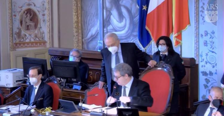 miccichè politici senza vaccini
