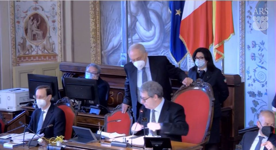 Le urla di Micciché: “Sono inca…to: noi politici senza vaccini!” article-post