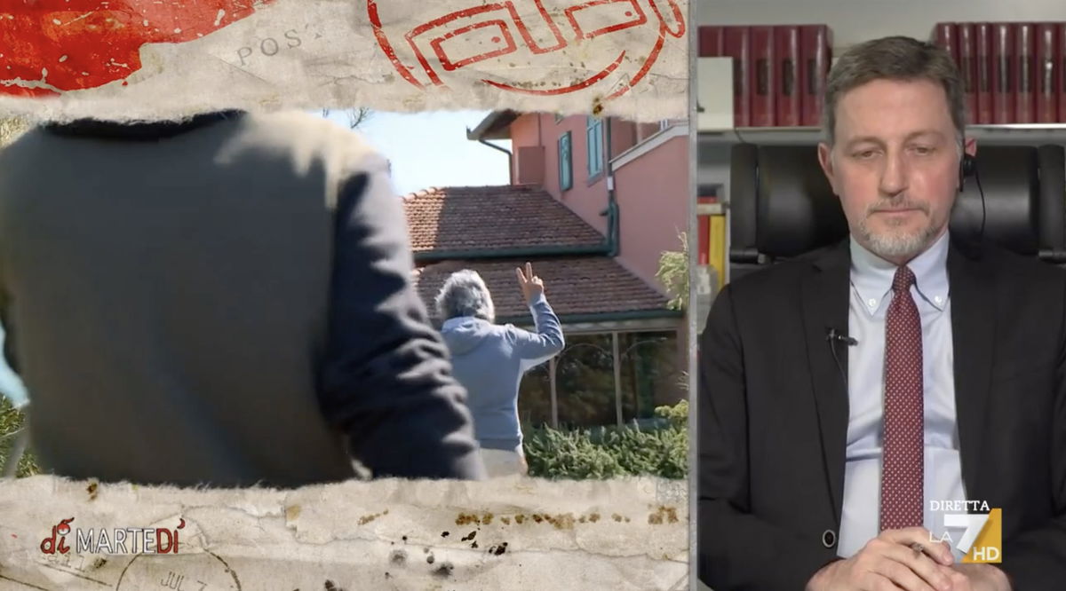 “Pentito di aver fatto quel video?”. E Beppe Grillo risponde facendo il gesto della vittoria | VIDEO article-post