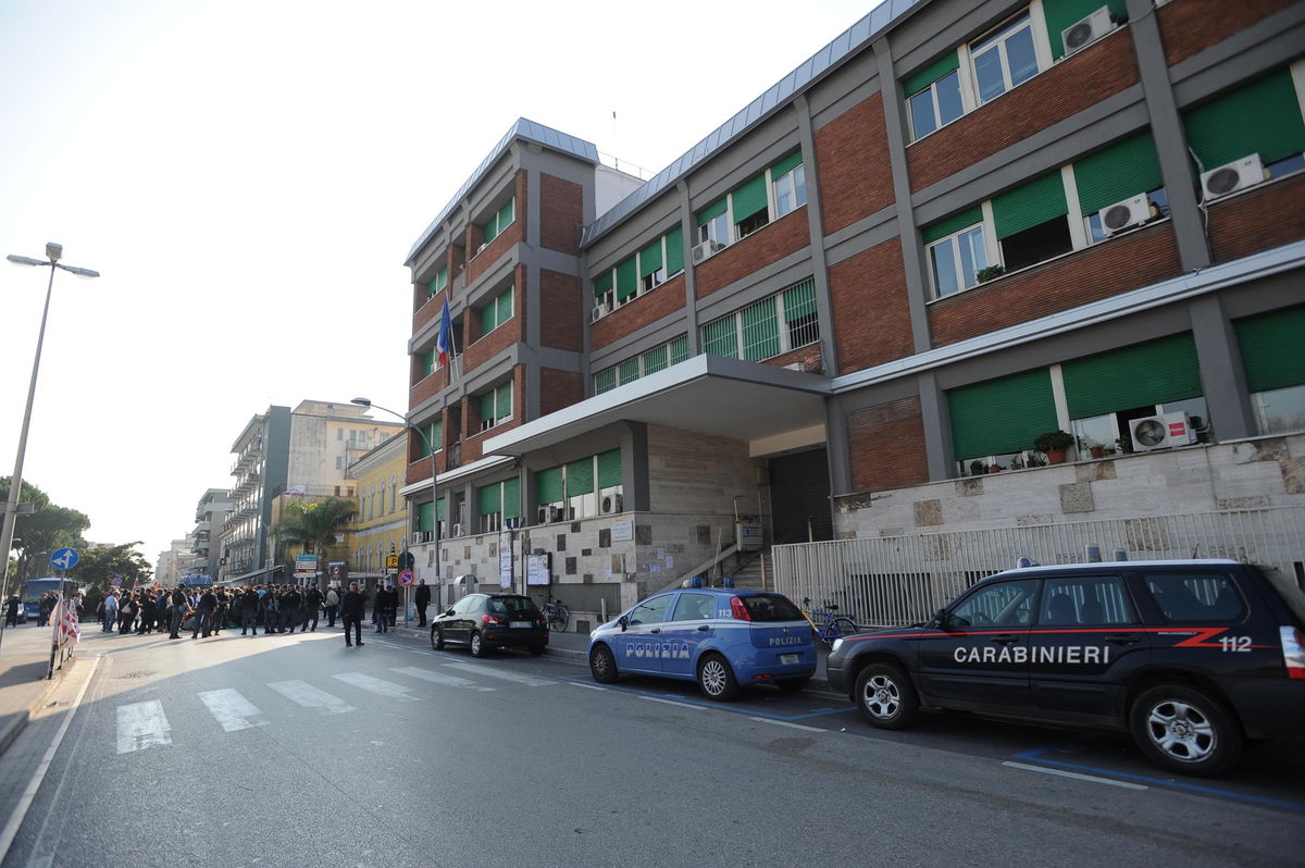 L’incredibile storia dei Carabinieri che multano i poliziotti assembrati al bancone di un bar article-post