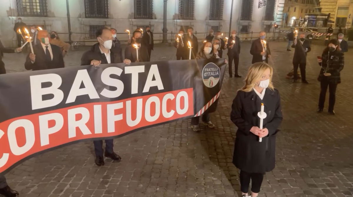 La fiaccolata di Giorgia Meloni a Montecitorio era contro Orban che chiude i ristoranti alle 21.30? article-post