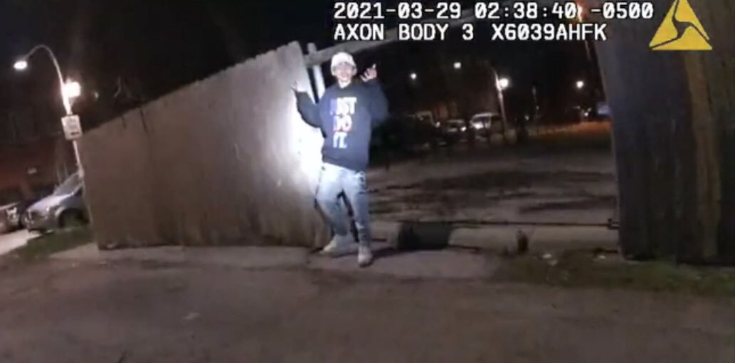 Adam Toledo: il ragazzino ucciso dalla polizia mentre aveva le mani alzate | VIDEO article-post