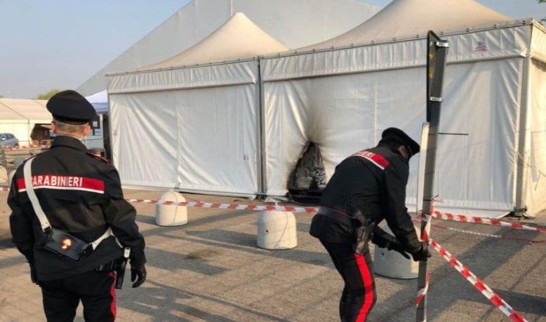 L’attacco con le bottiglie incendiarie contro il centro vaccinale a Brescia article-post