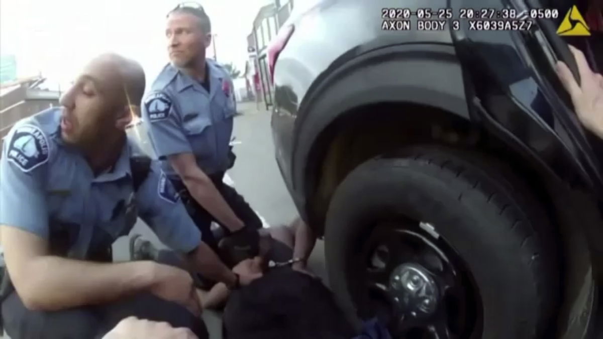 George Floyd, condannato per omicidio l’ex agente di polizia Derek Chauvin article-post