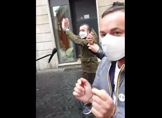 La manifestazione non autorizzata di #ioapro a Roma: “Andiamo a Montecitorio” article-post