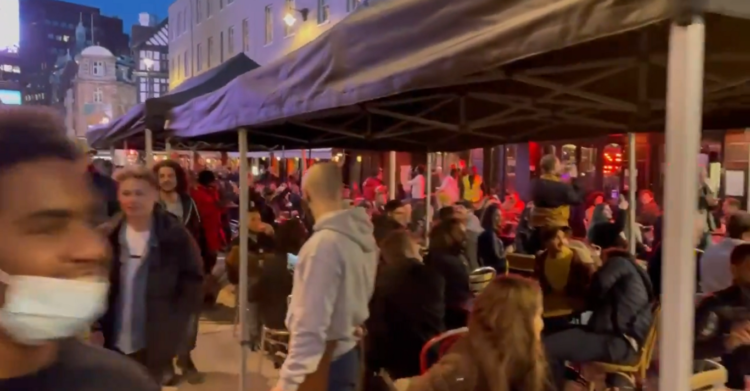 londra video riaperture folla