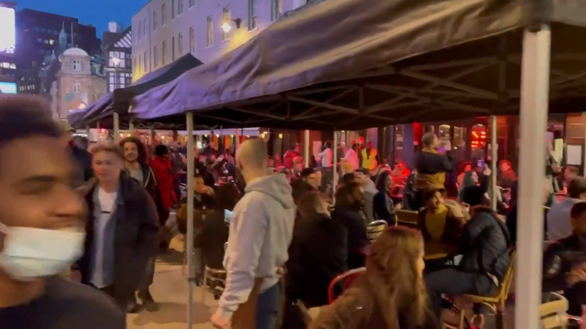 La folla questa notte a Londra dopo le riaperture (ma pochi sono vaccinati) | VIDEO article-post
