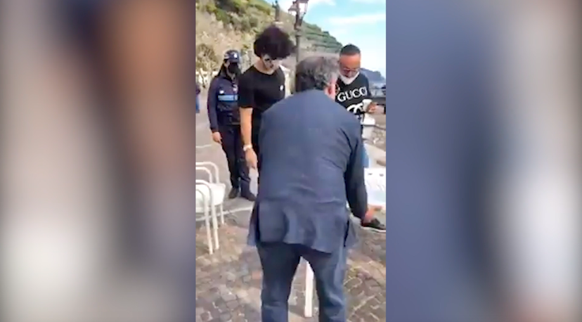 La lezione del sindaco che blocca il pranzo in riva al mare in zona rossa e leva i tavolini | VIDEO preview