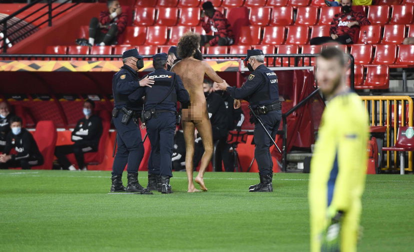 L’uomo nudo in campo durante Granada-Manchester United (poi scappa dai poliziotti) | VIDEO article-post