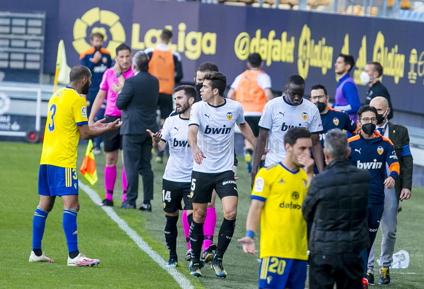Il Valencia lascia il campo per l’insulto razzista a Diakhaby article-post