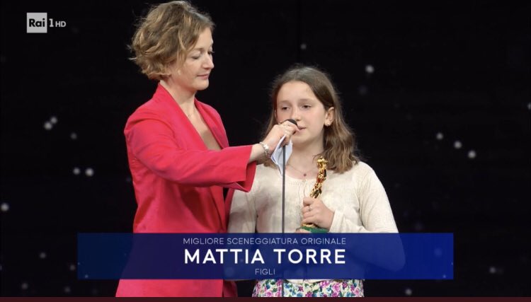 L’emozione di Emma, la figlia di Mattia Torre che ritira il David vinto dal papà morto | VIDEO preview