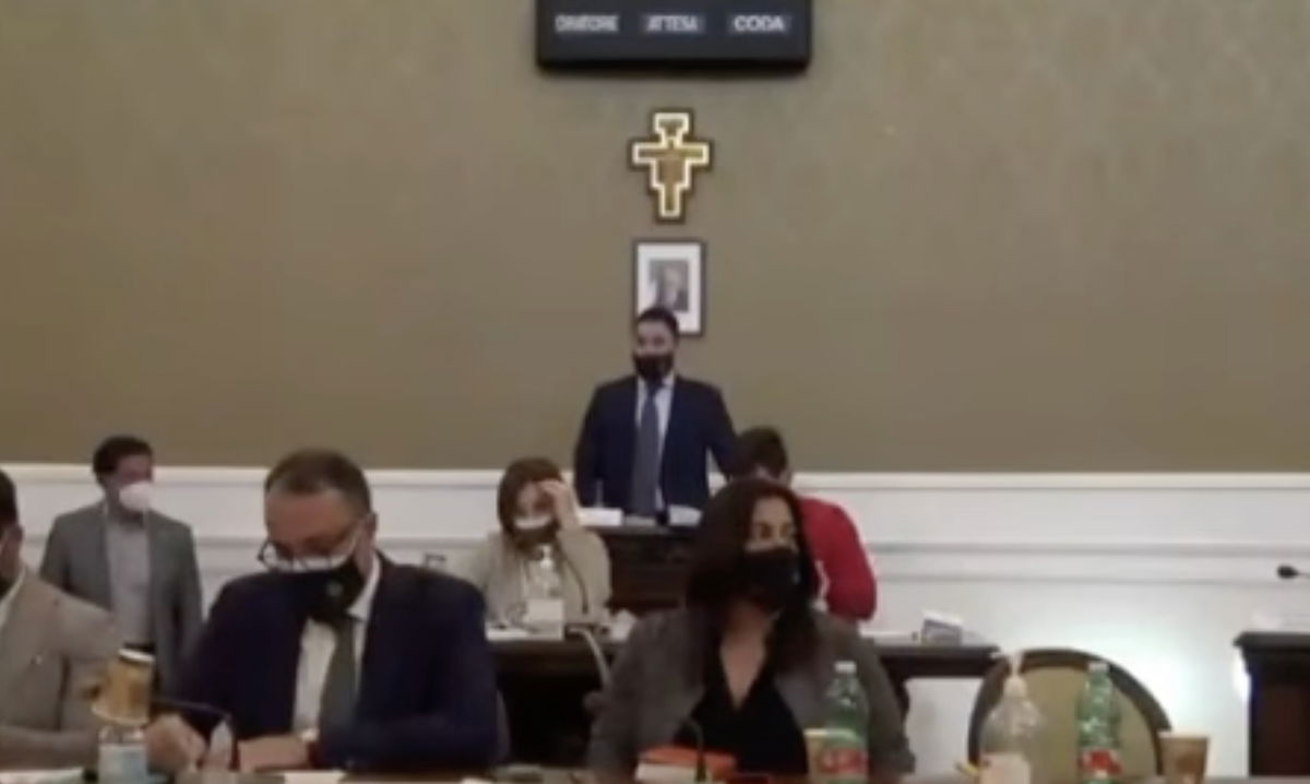 Il neopresidente del consiglio comunale di Castellammare di Stabia che ringrazia il padre condannato per camorra | VIDEO article-post