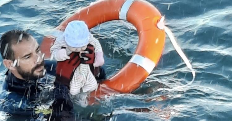 Foto neonato salvato a Ceuta