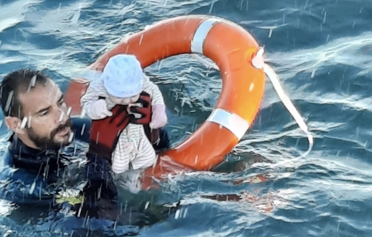 La foto del neonato salvato in mare a Ceuta è vera, fatevene una ragione article-post