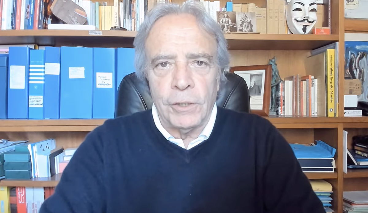 Enrico Montesano che vede segni divini in cielo al termine di una manifestazione article-post