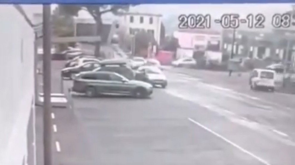 Il momento in cui crolla il ponte levatoio alla darsena di Pagliari | VIDEO article-post