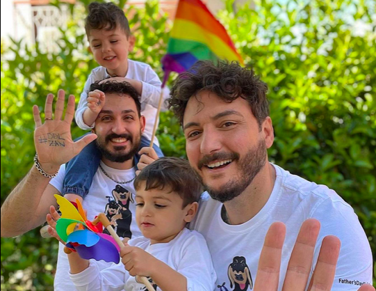 Gli insulti (vergognosi) a Carlo e Christian, papà di Julian e Sebastian: “Fanno schifo, vanno fustigati” article-post