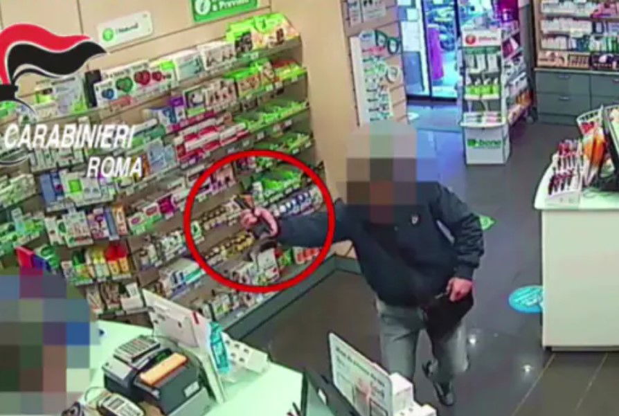 Rapina la farmacia, poi si pente e restituisce tutto: “Scusa sono disperato, ho perso il lavoro” article-post