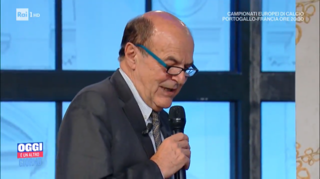 Bersani canta “Vita spericolata” di Vasco Rossi accompagnato da Memo Remigi article-post