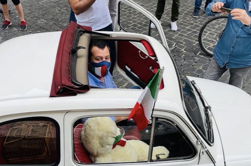 Quello che urla “Vai a lavorare” a Salvini mentre parla con i giornalisti | VIDEO article-post