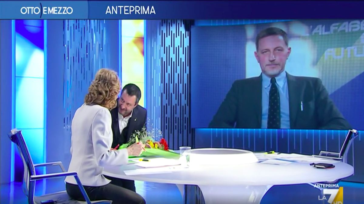 Salvini che porta a Lilli Gruber il mazzo di fiori promesso due anni fa | VIDEO article-post