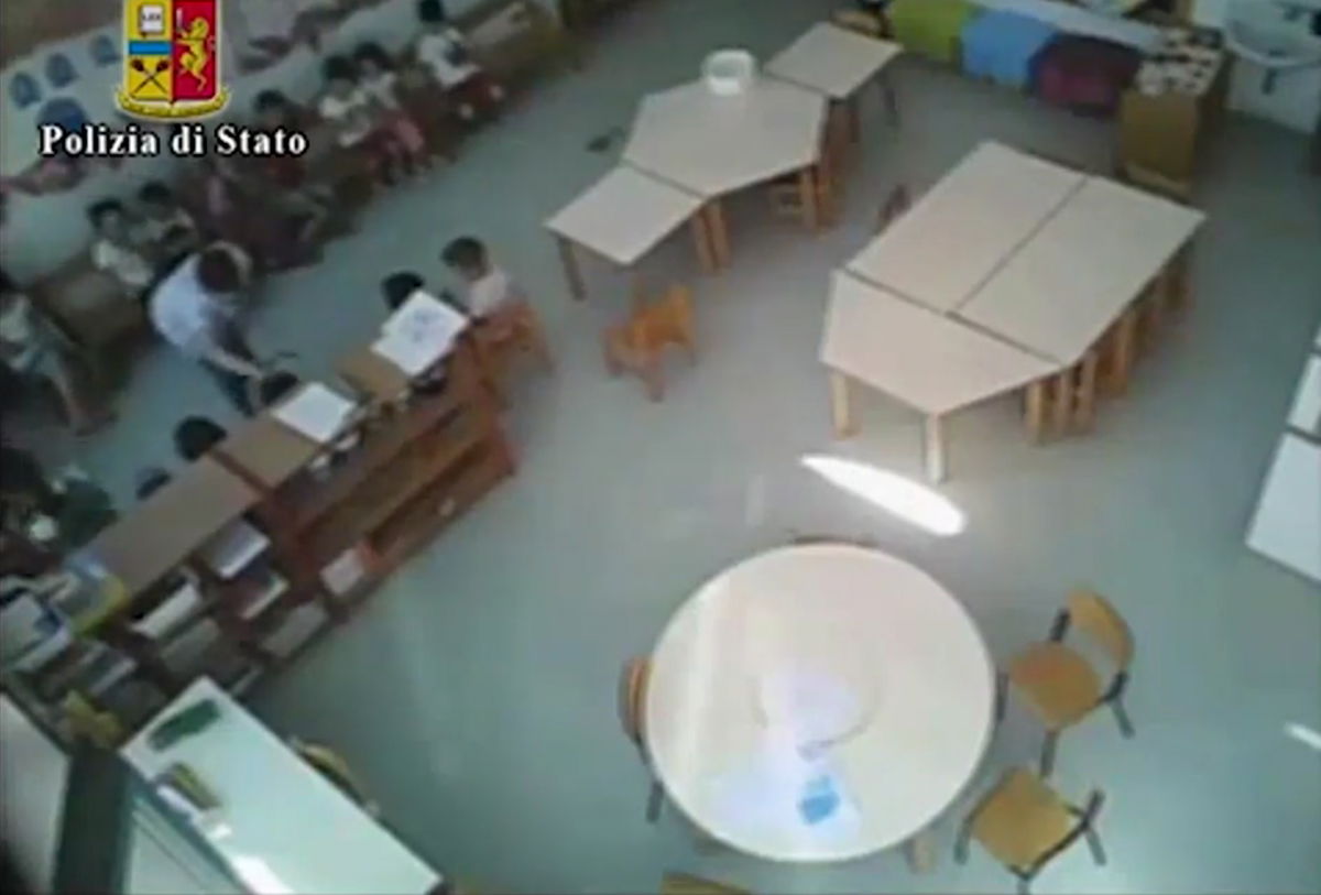 Urla e schiaffi ai bambini: arrestata una maestra in provincia di Palermo article-post