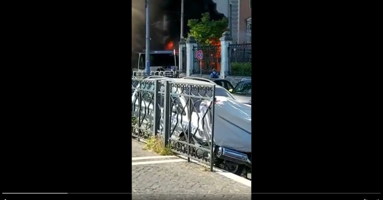 autobus a fuoco oggi roma ministero della marina video
