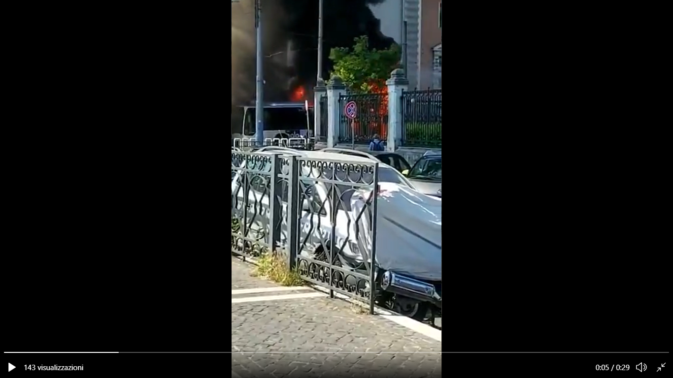 autobus a fuoco oggi roma ministero della marina video