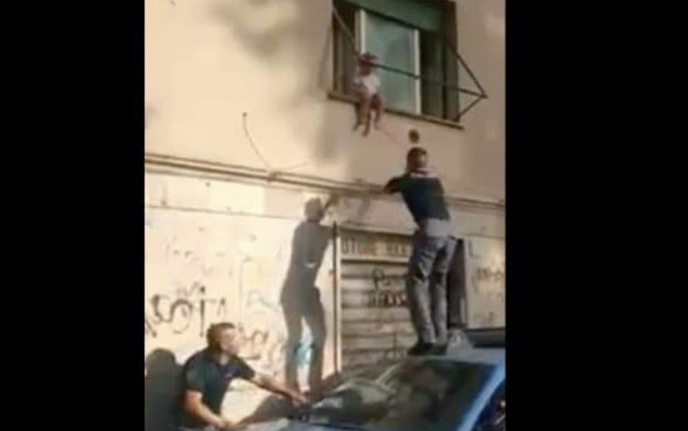 La bambina in bilico sul davanzale salvata dai poliziotti | VIDEO article-post