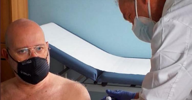 bonaccini petto nudo vaccino
