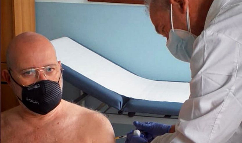 Il mistero svelato del perché Bonaccini si è vaccinato a petto nudo article-post