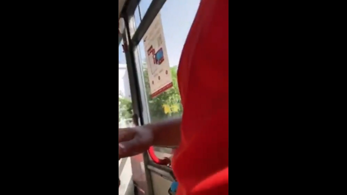 “Fate schifo, scendi o te devo mena’?”: la coppia gay aggredita su un bus a Roma per un bacio | VIDEO article-post